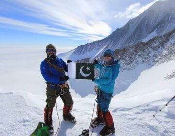 دو پاکستانی خواتین نے پہلی بار K2 سر کرکے تاریخ رقم کردی۔