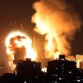 غزہ میں اسرائیل اور فلسطینیوں کے درمیان شدید بمباری کا تبادلہ.