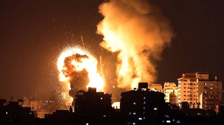 غزہ میں اسرائیل اور فلسطینیوں کے درمیان شدید بمباری کا تبادلہ.