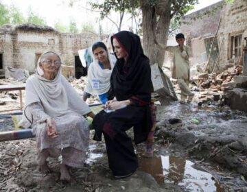 انجلینا جولی کا سیلاب زدہ پاکستان میں مزید دو دن قیام کا امکان، ذرائع