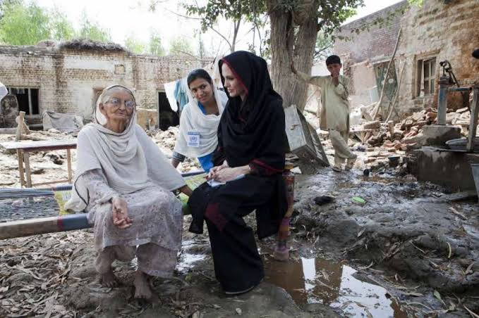 انجلینا جولی کا سیلاب زدہ پاکستان میں مزید دو دن قیام کا امکان، ذرائع