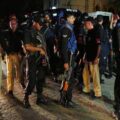 کراچی پولیس کا اچانک چھاپہ، خاتون دل کا دورہ پڑنے سے چل بسی۔