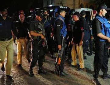 کراچی پولیس کا اچانک چھاپہ، خاتون دل کا دورہ پڑنے سے چل بسی۔