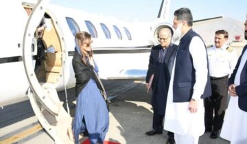 حنا ربانی کھر افغان عبوری حکومت کے ساتھ مذاکرات کے لیے کابل پہنچ گئیں.