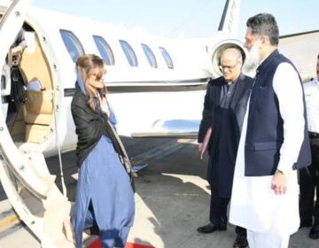 حنا ربانی کھر افغان عبوری حکومت کے ساتھ مذاکرات کے لیے کابل پہنچ گئیں.