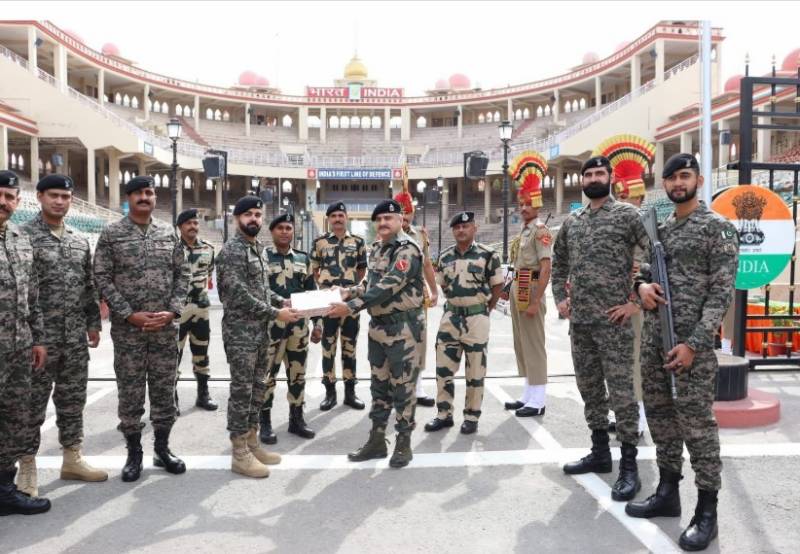 پاکستان اور بھارت کی سرحدی افواج نے عید پر مٹھائی کا تبادلہ کیا۔